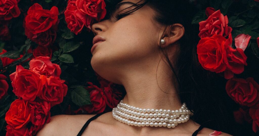 Spirituelle Frau in stiller Selbstverbindung – Symbolbild für Astrologie & Beziehungsheilung durch das Venuszeichen.